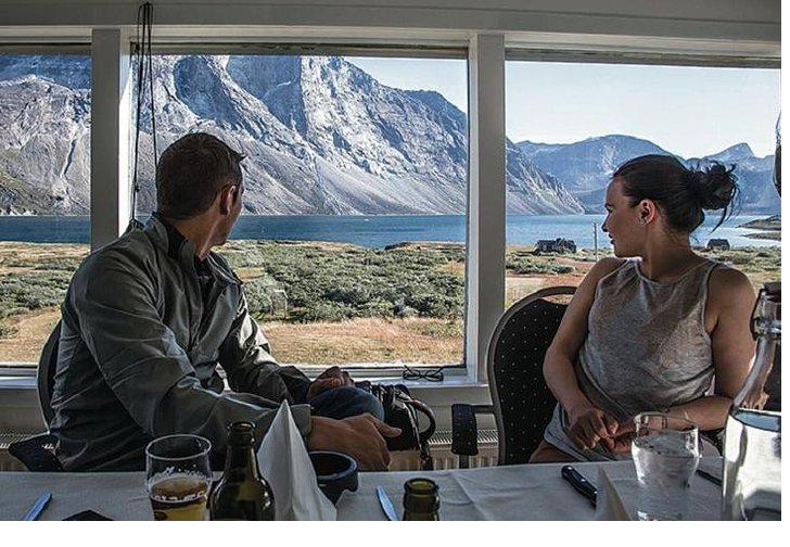 Morgenmadsbuffet og fælles opholdsområde med udsigt til fjorden